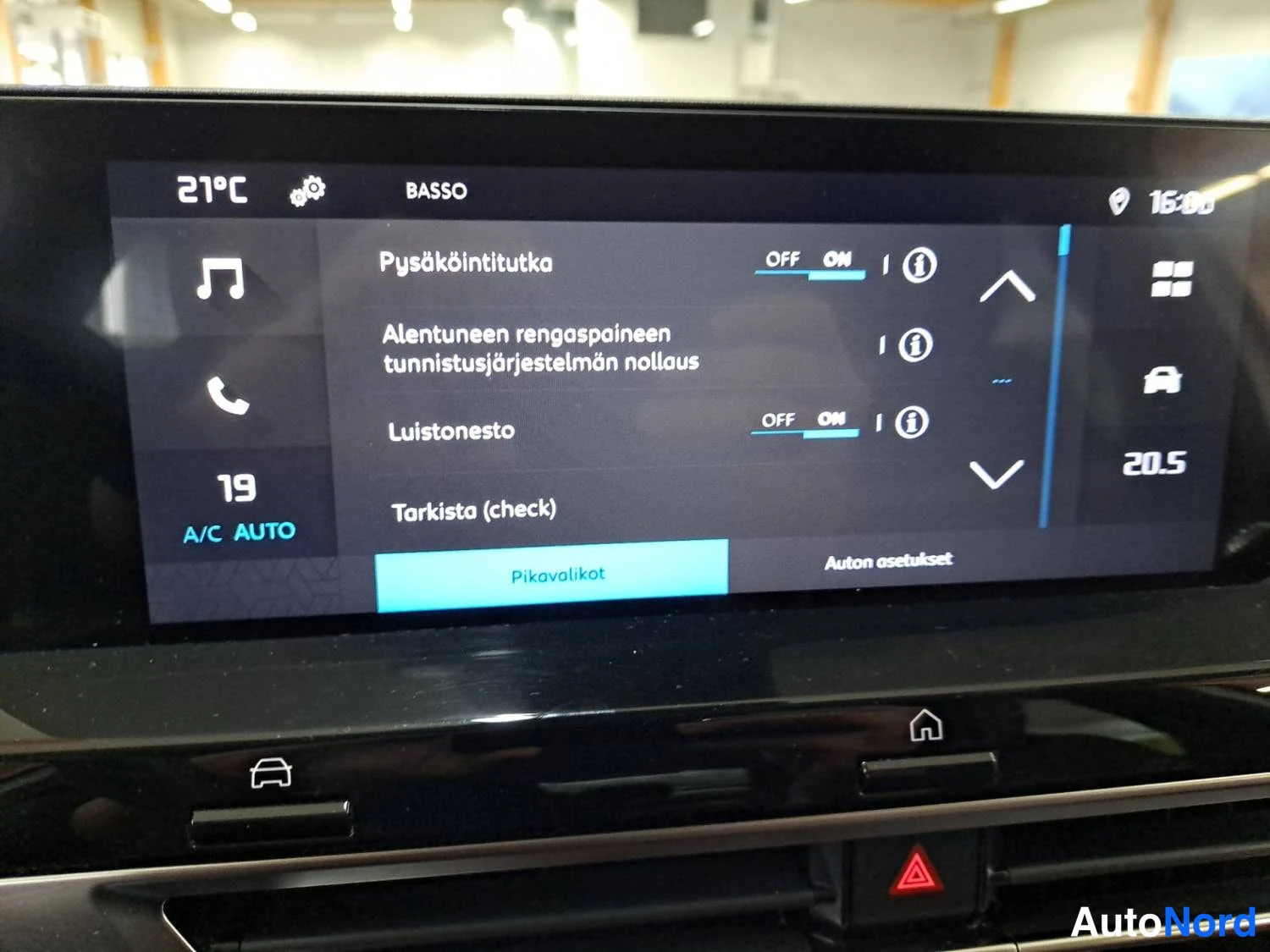 Valkoinen Citroen C4 2023, kuva 25