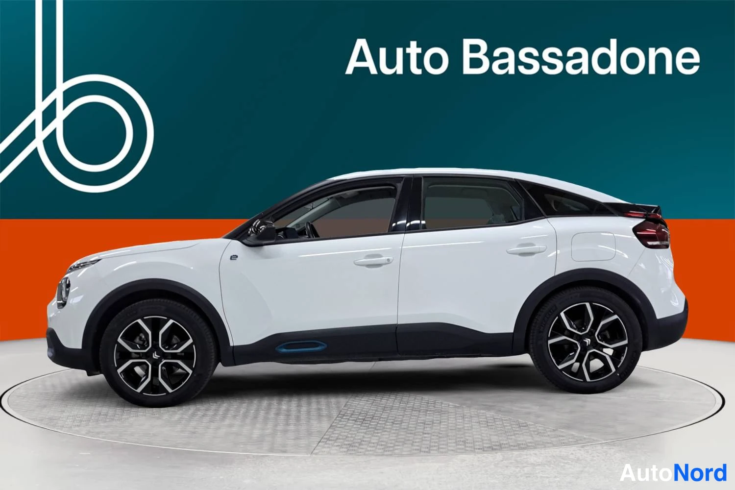 Valkoinen Citroen C4 2023, sivulta, kuva 5