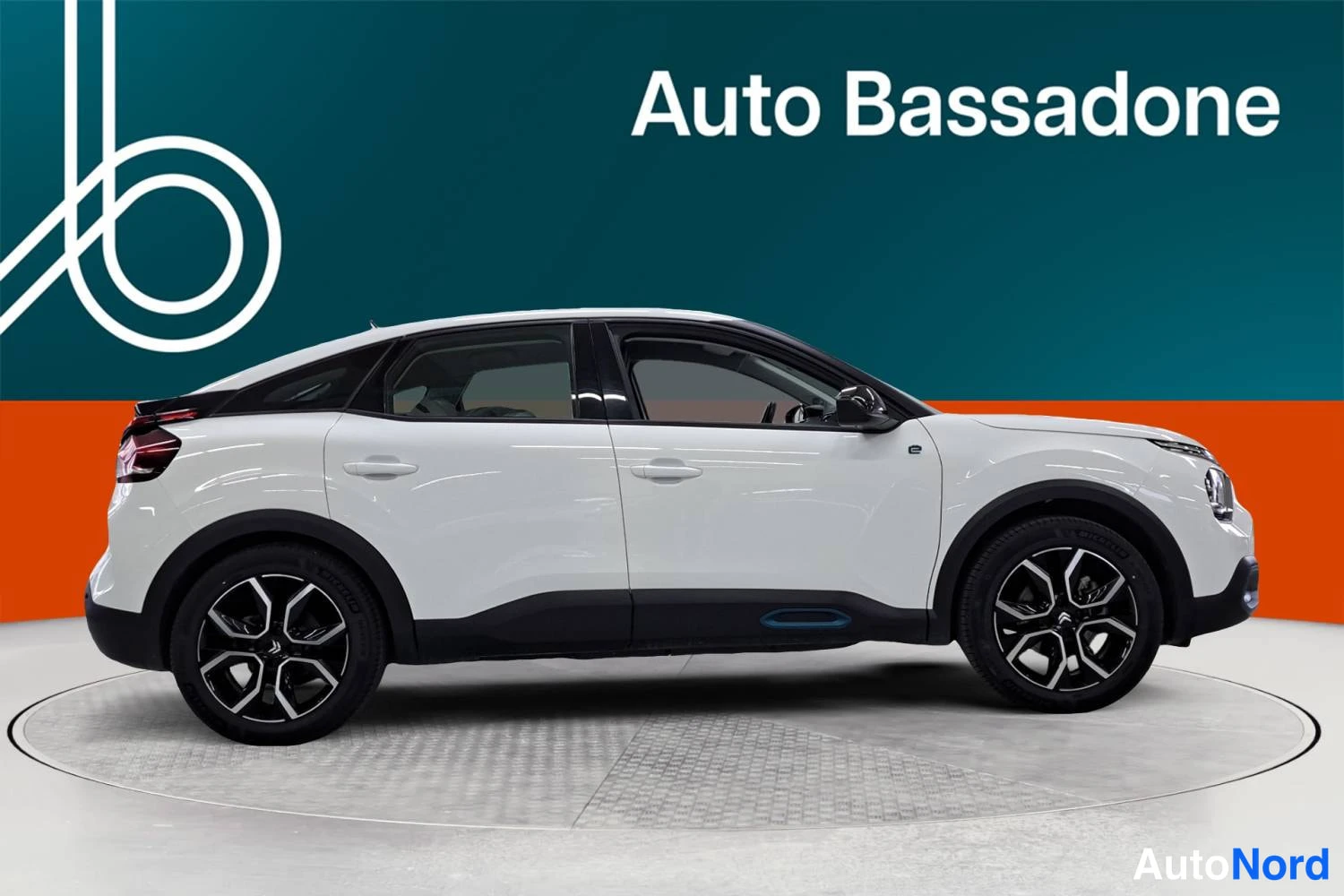 Valkoinen Citroen C4 2023, sivulta, kuva 4