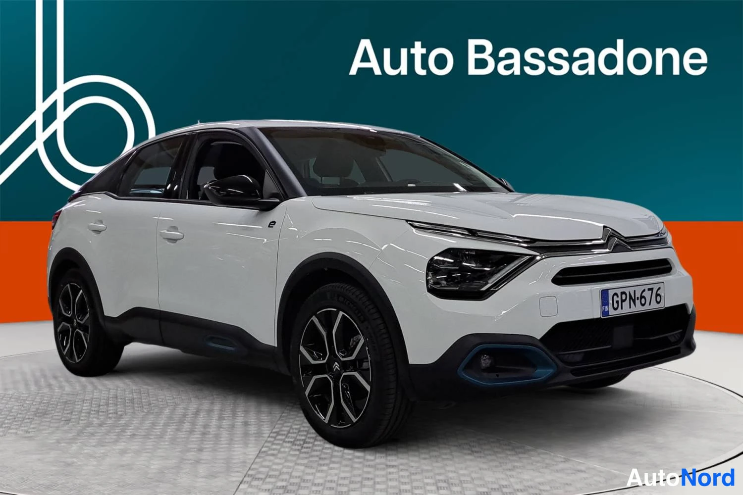 Valkoinen Citroen C4 2023, etuviisto, keula oikealle, kuva 2