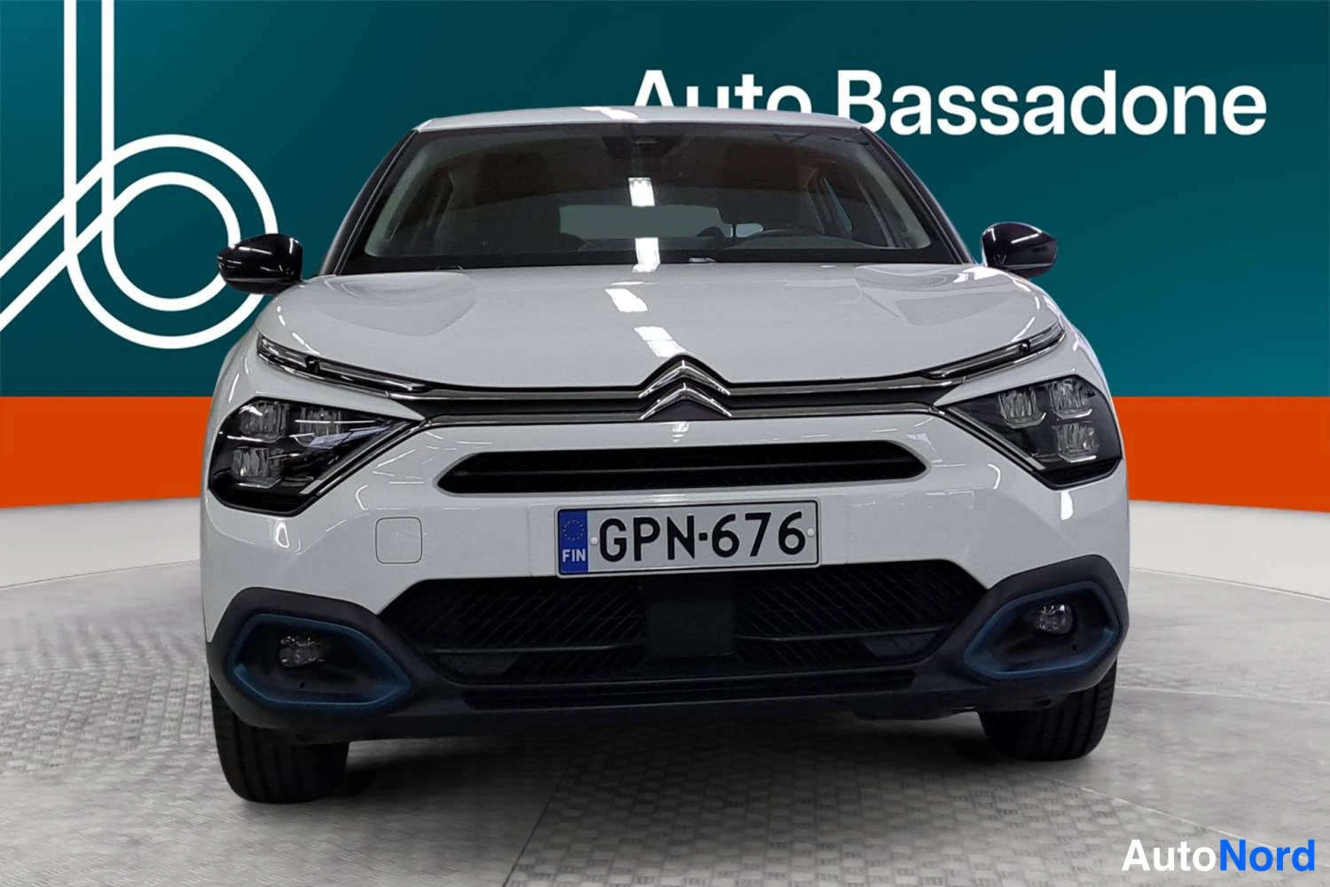 Valkoinen Citroen C4 2023, edestä, kuva 3