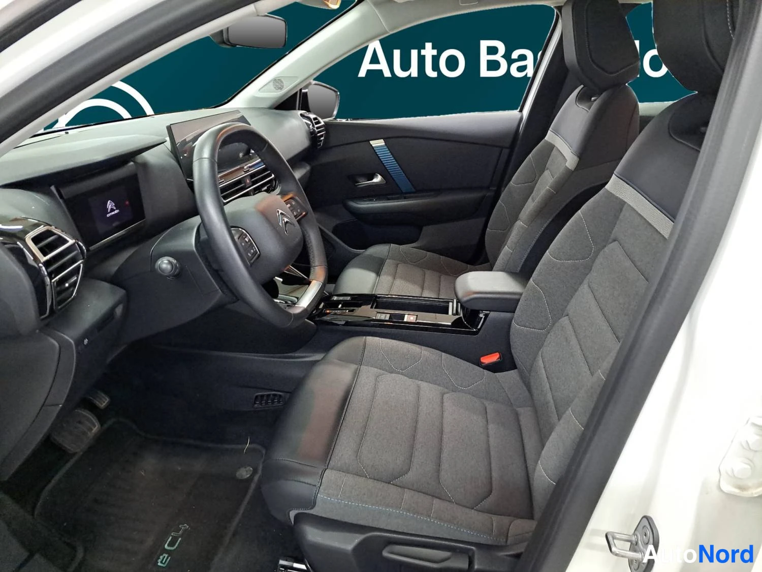Valkoinen Citroen C4 2023, ohjaamo, kuva 10
