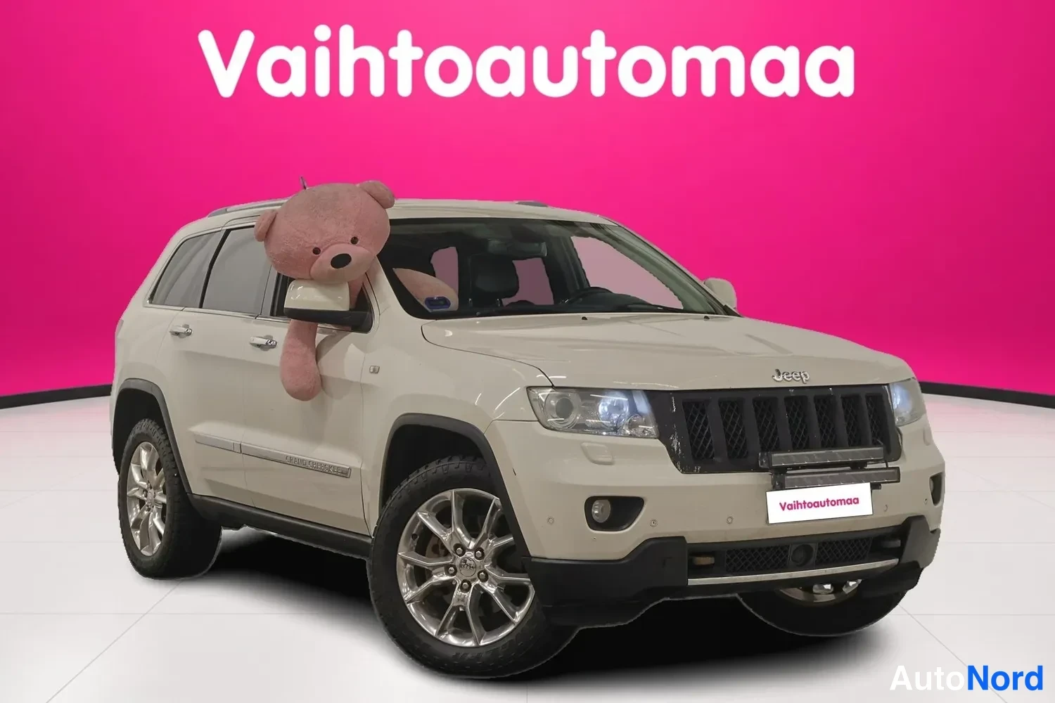 Valkoinen Jeep Grand Cherokee 2011, etuviisto, keula oikealle, kuva 2