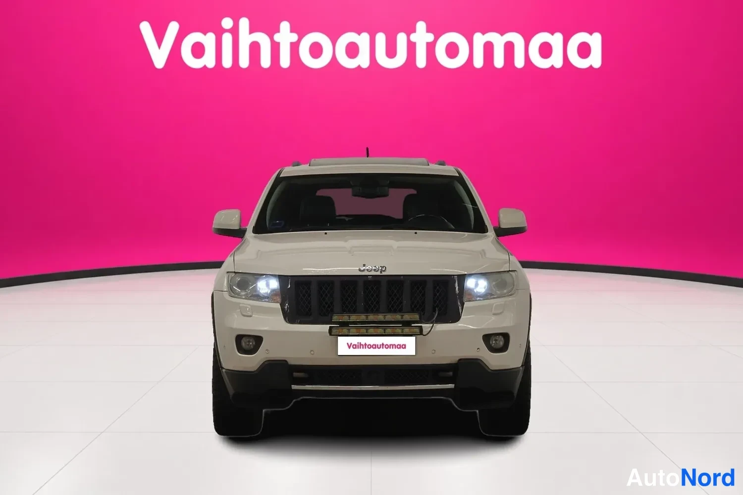 Valkoinen Jeep Grand Cherokee 2011, edestä, kuva 3