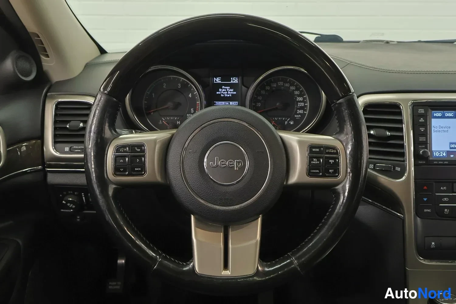 Valkoinen Jeep Grand Cherokee 2011, yksityiskohta, kuva 15