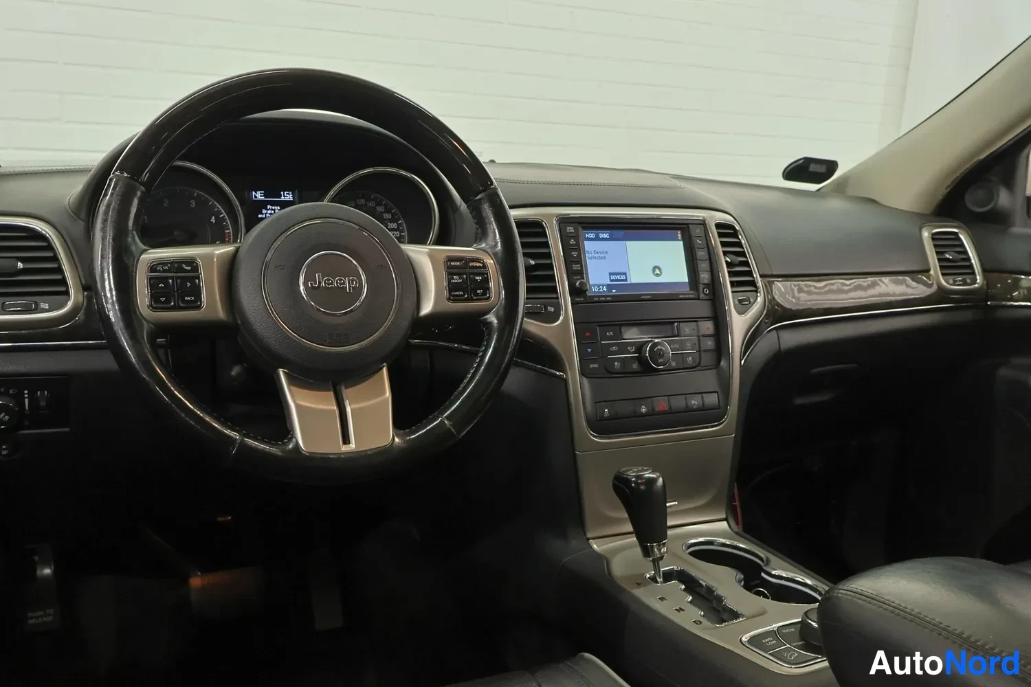 Valkoinen Jeep Grand Cherokee 2011, ohjaamo, kuva 10