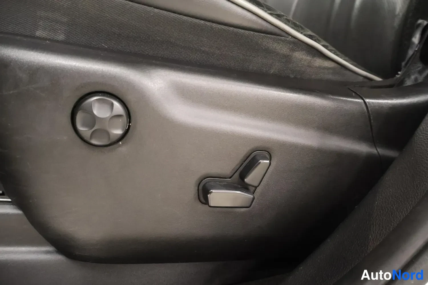 Valkoinen Jeep Grand Cherokee 2011, yksityiskohta, kuva 16