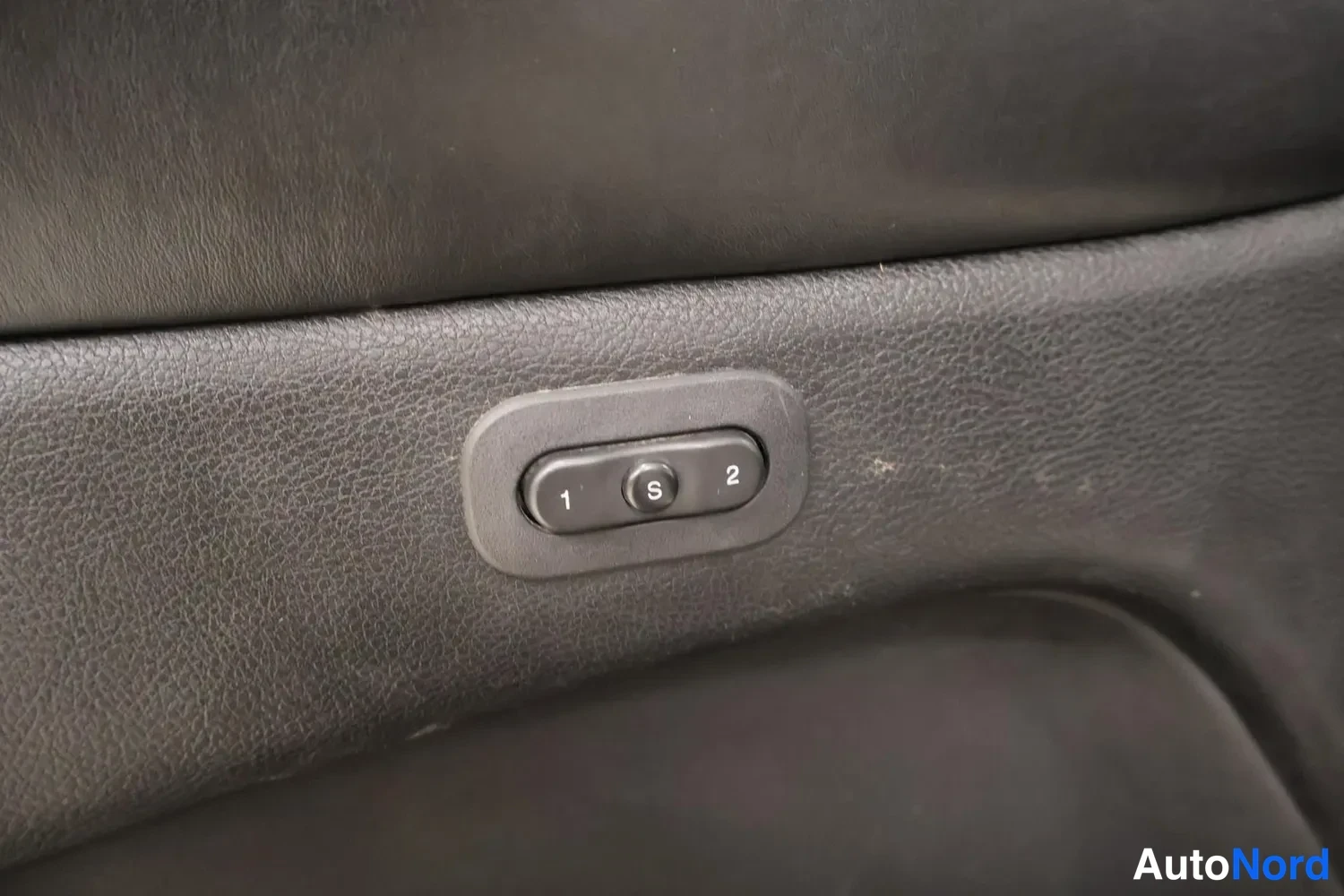 Valkoinen Jeep Grand Cherokee 2011, yksityiskohta, kuva 26