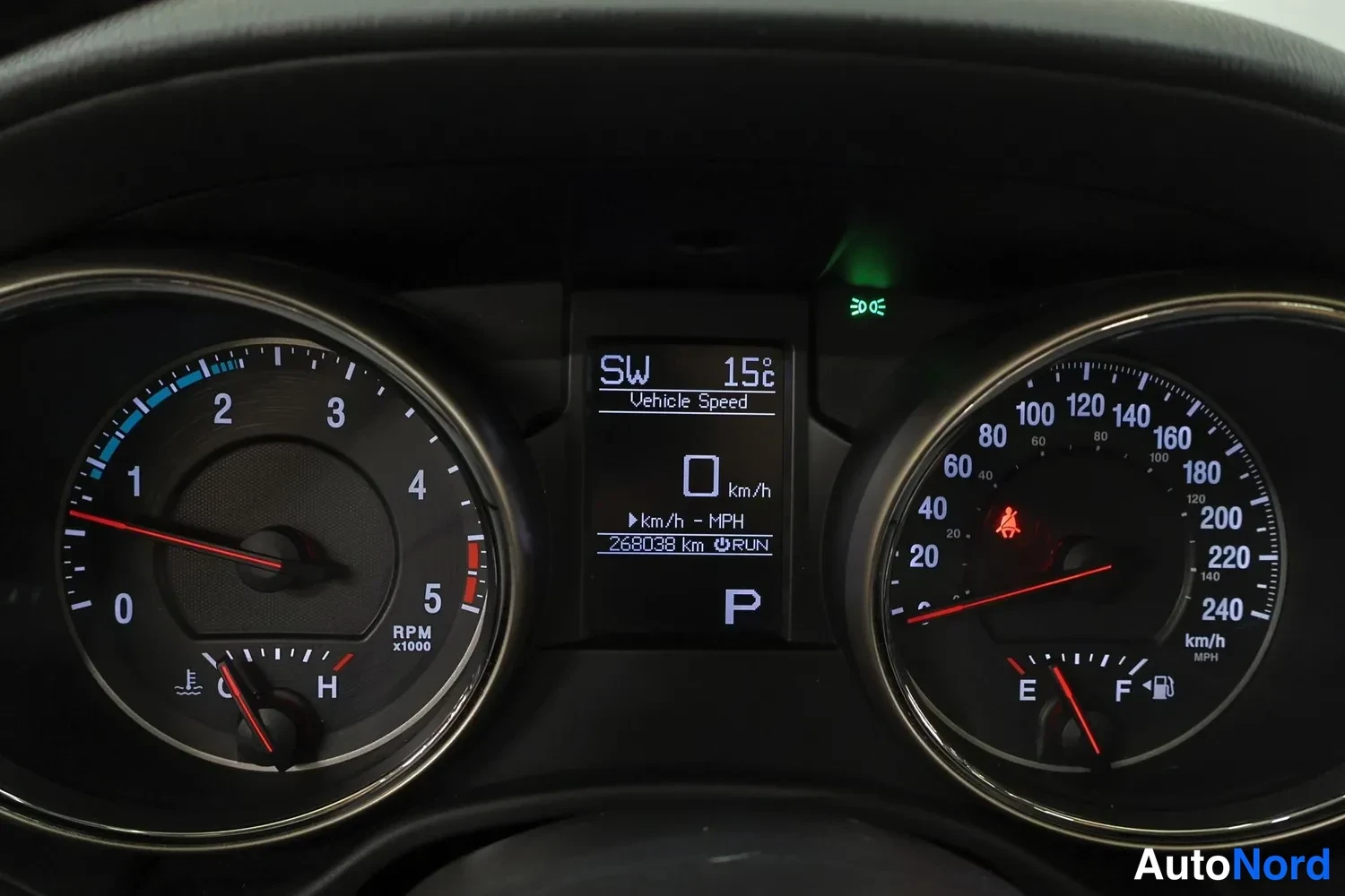 Valkoinen Jeep Grand Cherokee 2011, yksityiskohta, kuva 28