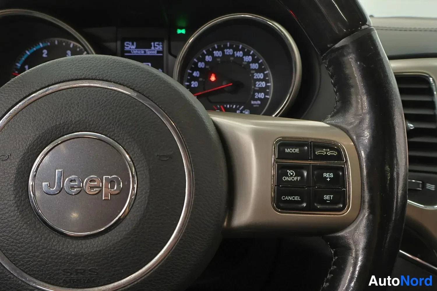 Valkoinen Jeep Grand Cherokee 2011, yksityiskohta, kuva 29