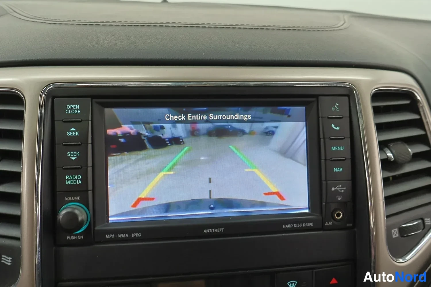 Valkoinen Jeep Grand Cherokee 2011, yksityiskohta, kuva 17