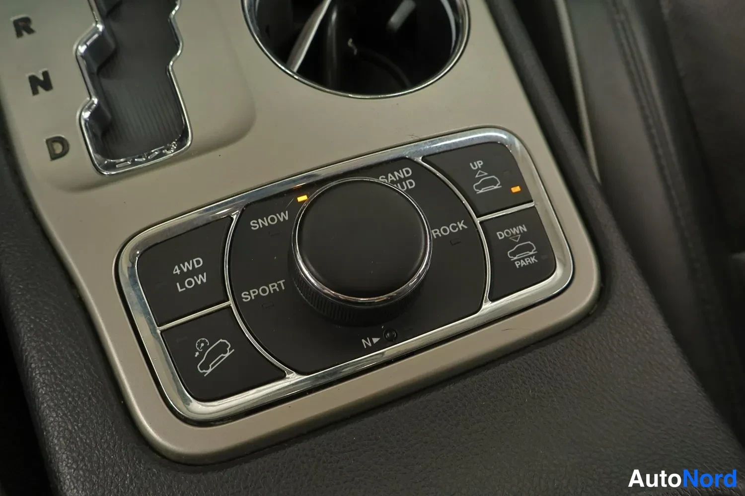Valkoinen Jeep Grand Cherokee 2011, yksityiskohta, kuva 21
