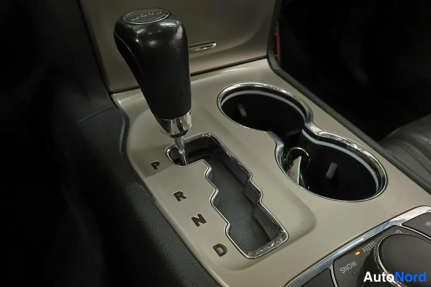Valkoinen Jeep Grand Cherokee 2011, yksityiskohta, kuva 22