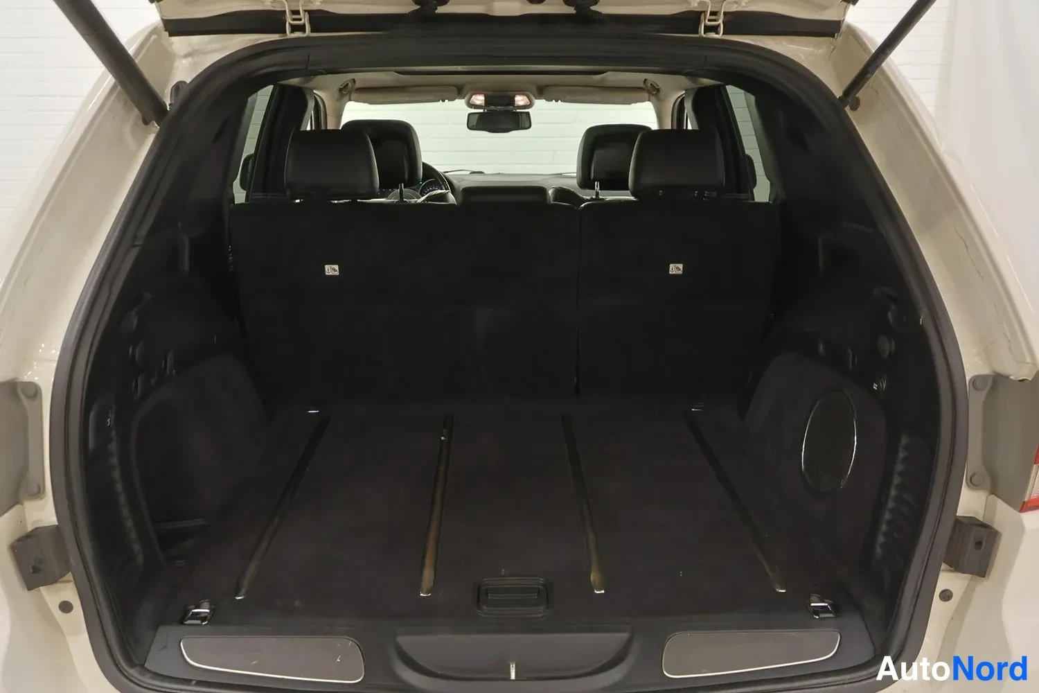 Valkoinen Jeep Grand Cherokee 2011, tavaratila, kuva 13