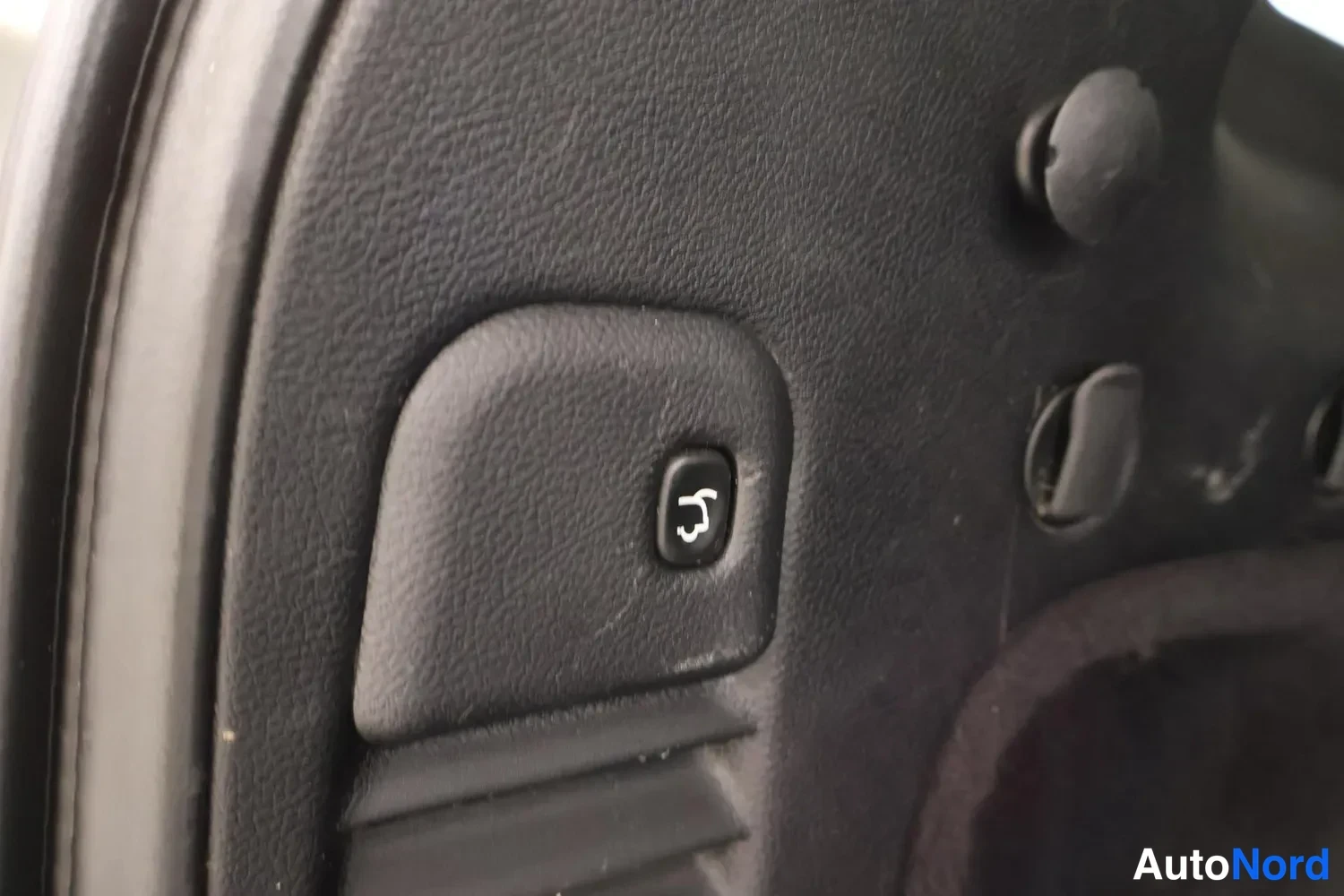 Valkoinen Jeep Grand Cherokee 2011, yksityiskohta, kuva 23