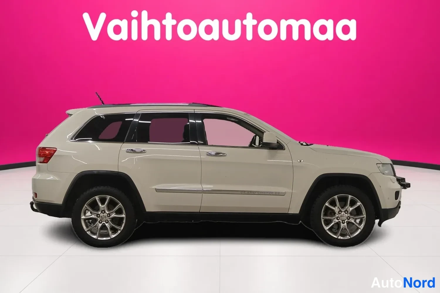Valkoinen Jeep Grand Cherokee 2011, sivulta, kuva 5