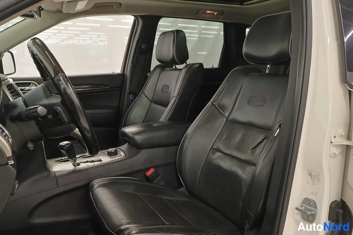 Valkoinen Jeep Grand Cherokee 2011, etuistuimet, kuva 11