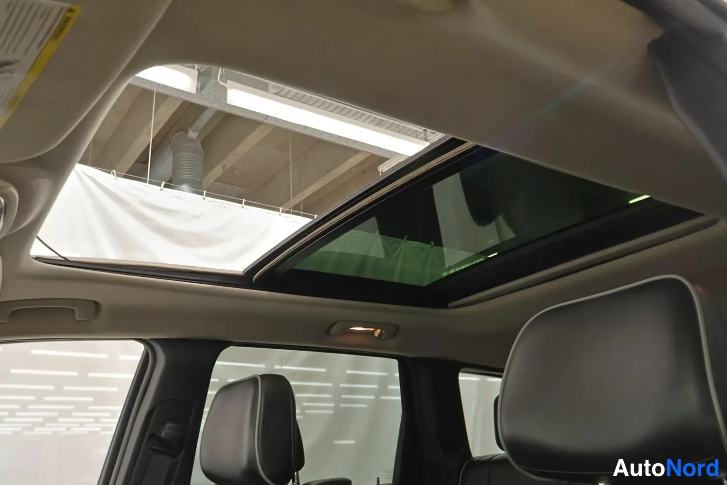 Valkoinen Jeep Grand Cherokee 2011, yksityiskohta, kuva 14