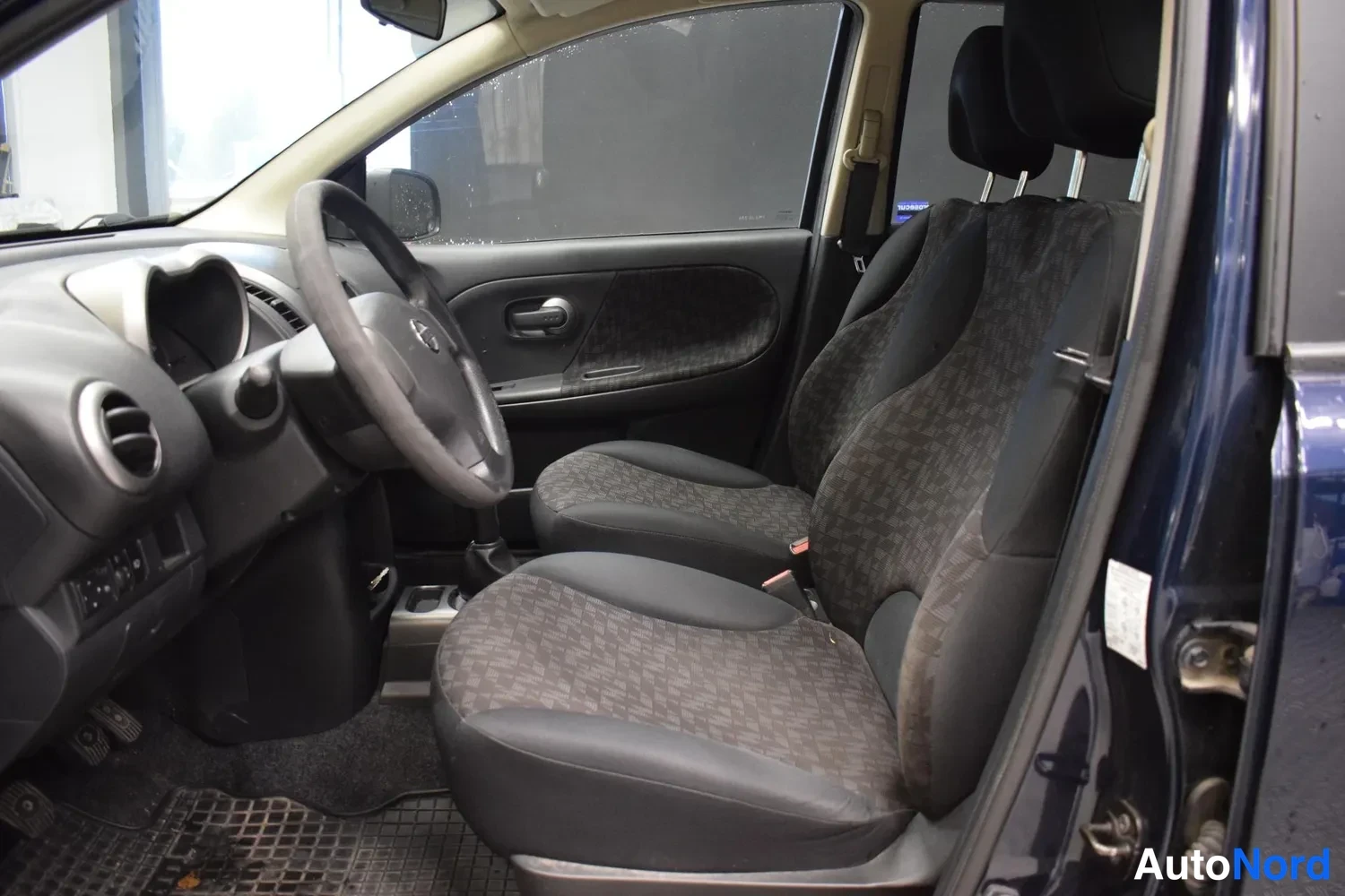 Sininen Nissan Note 2008, etuistuimet, kuva 2