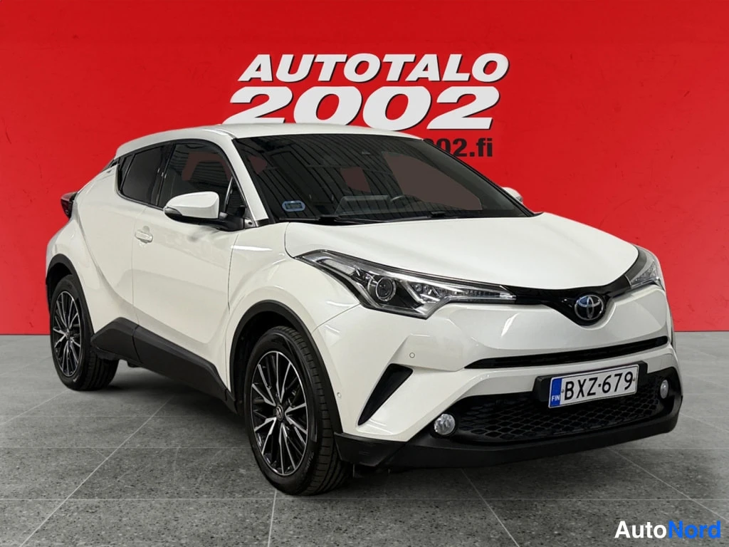Valkoinen Toyota C-HR 2017, etuviisto, keula oikealle, kuva 2
