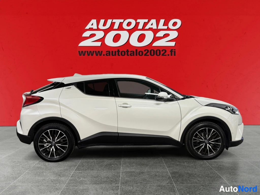 Valkoinen Toyota C-HR 2017, etuviisto, keula oikealle, kuva 3