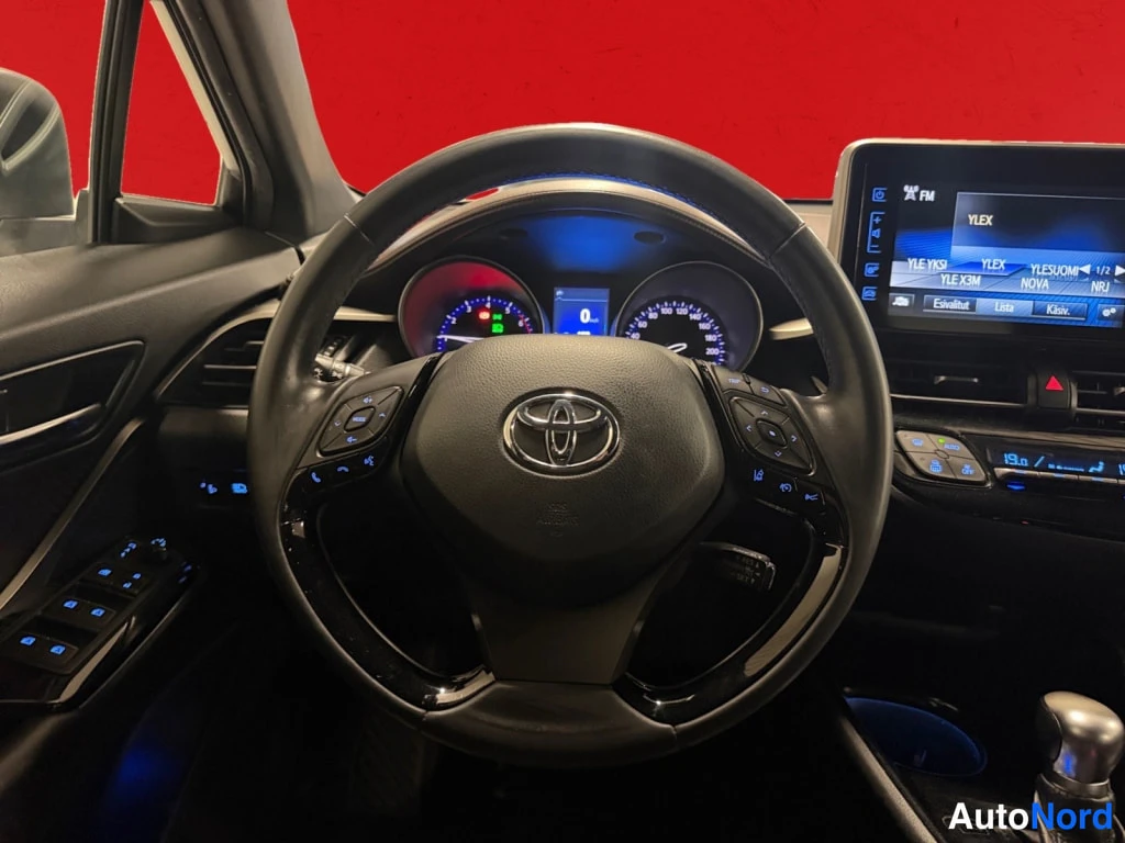 Valkoinen Toyota C-HR 2017, ohjaamo, kuva 11