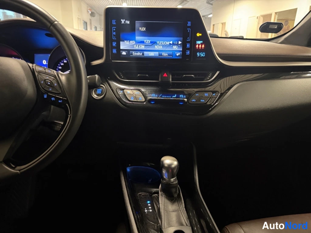 Valkoinen Toyota C-HR 2017, ohjaamo, kuva 10