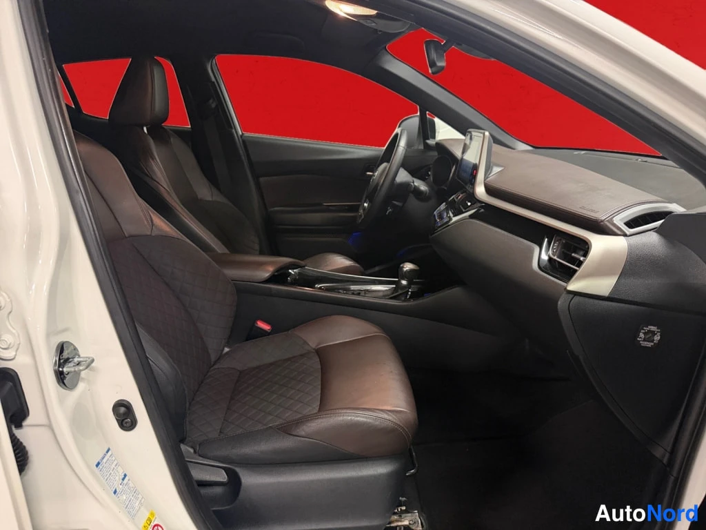 Valkoinen Toyota C-HR 2017, etuistuimet, kuva 13