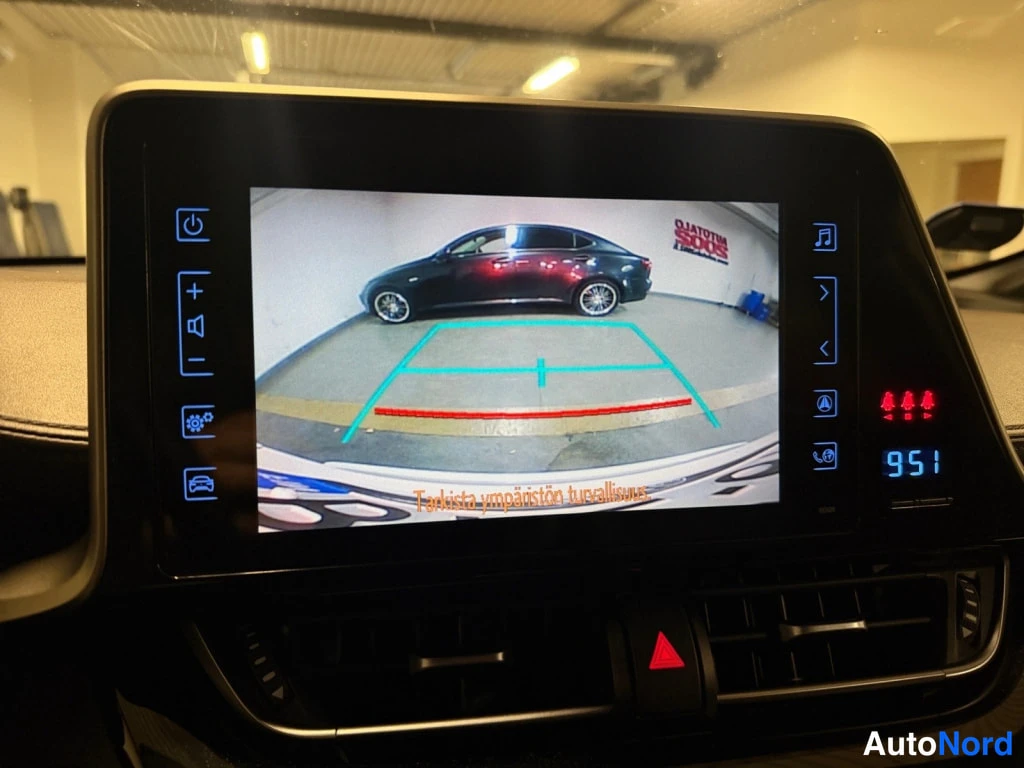 Valkoinen Toyota C-HR 2017, yksityiskohta, kuva 19