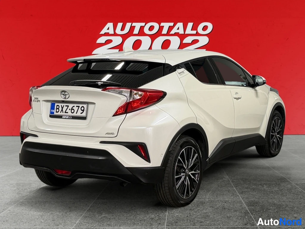 Valkoinen Toyota C-HR 2017, takaviisto, kuva 6