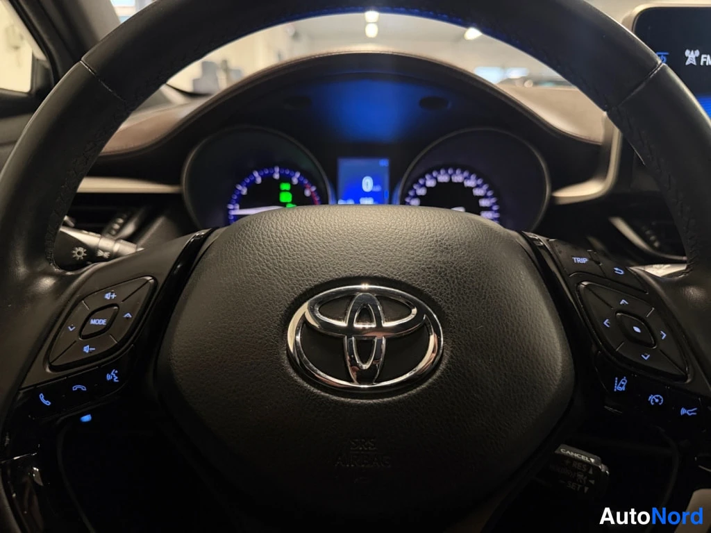 Valkoinen Toyota C-HR 2017, yksityiskohta, kuva 20