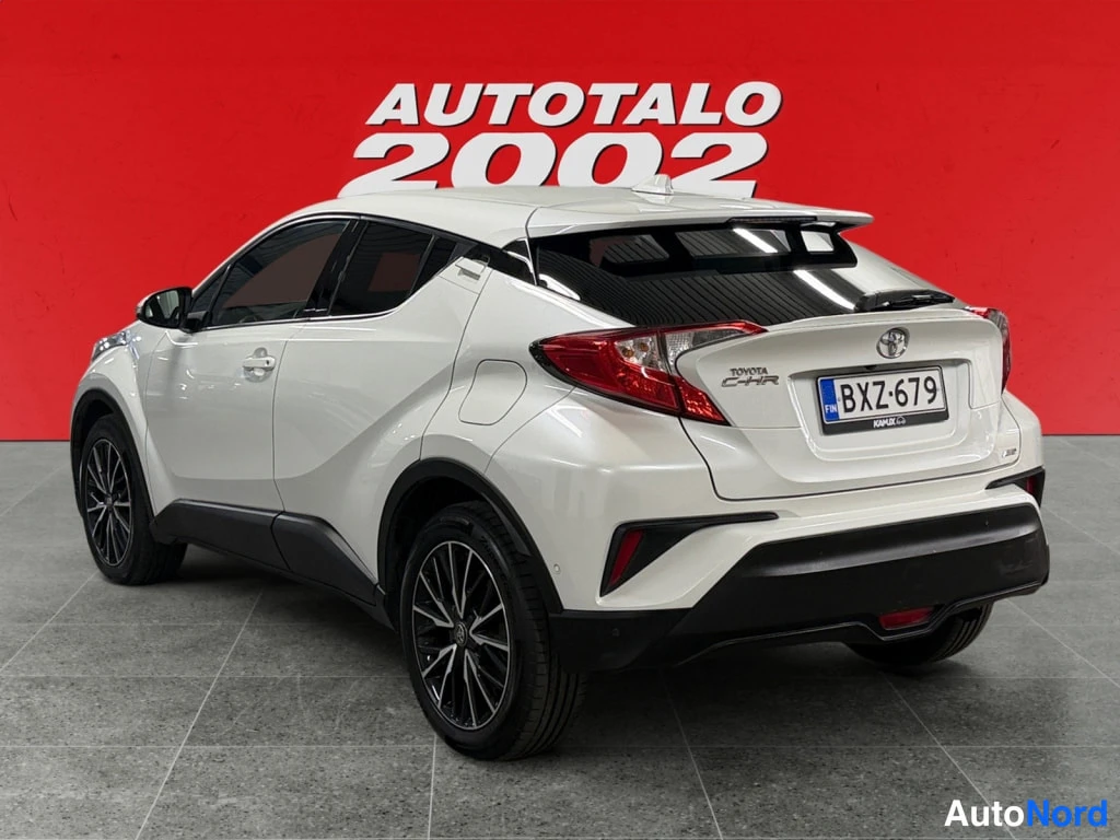 Valkoinen Toyota C-HR 2017, takaviisto, kuva 7