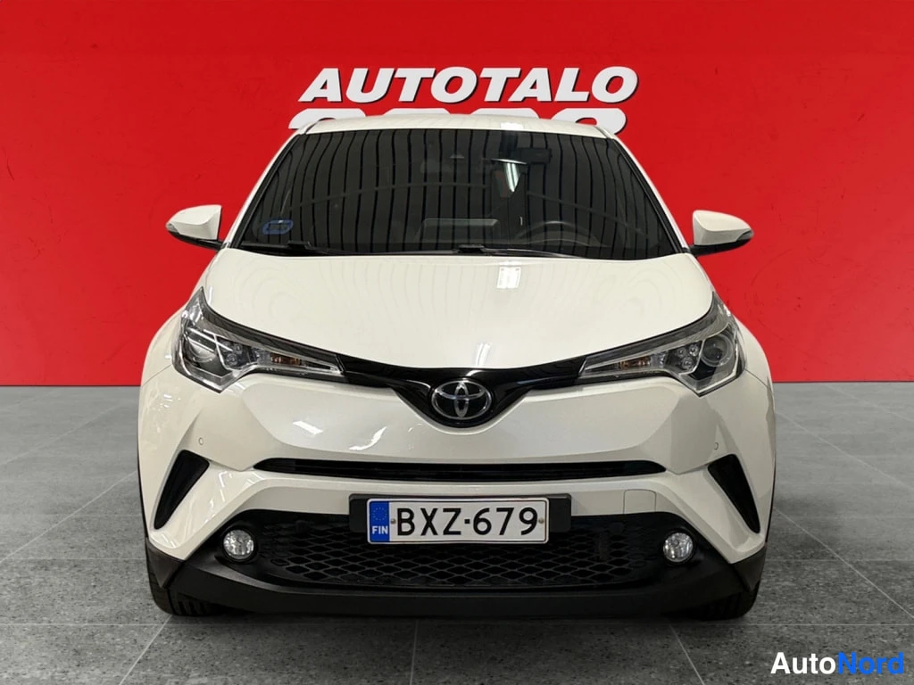 Valkoinen Toyota C-HR 2017, edestä, kuva 4