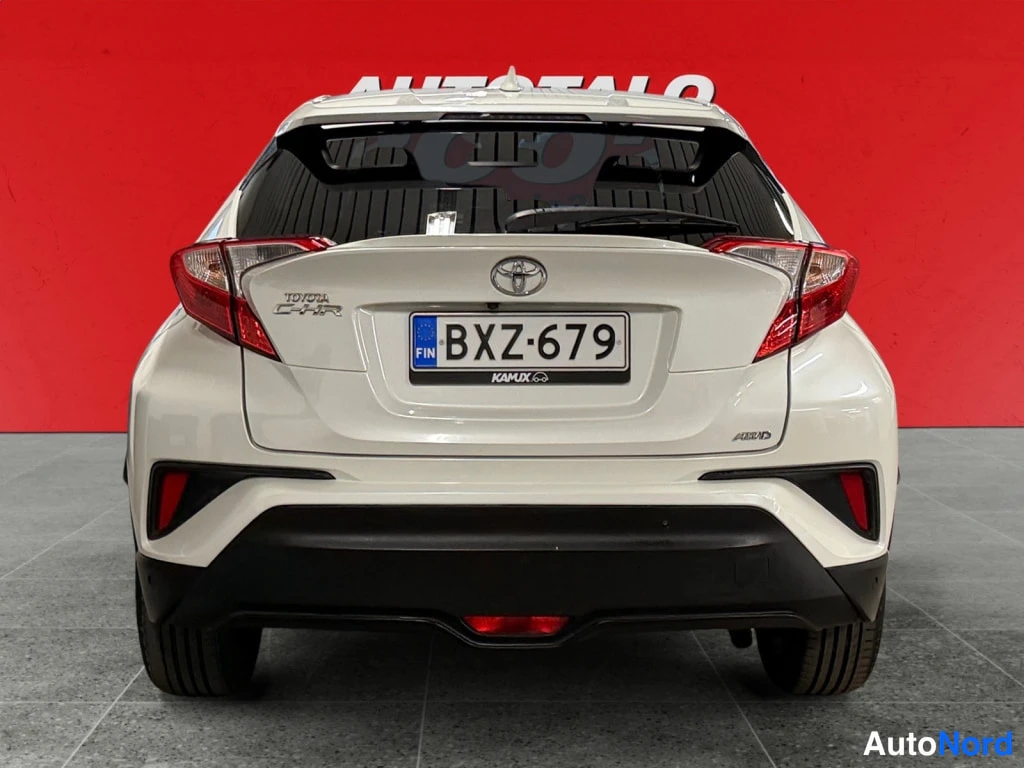 Valkoinen Toyota C-HR 2017, takaa, kuva 8