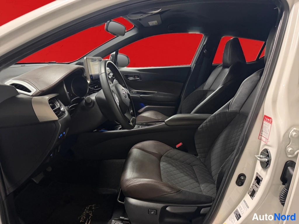 Valkoinen Toyota C-HR 2017, etuistuimet, kuva 12