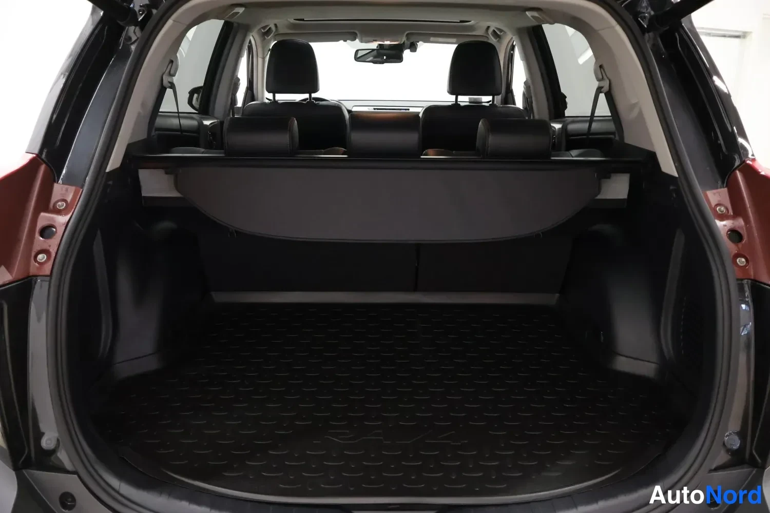 Musta Toyota RAV4 2013, tavaratila, kuva 11