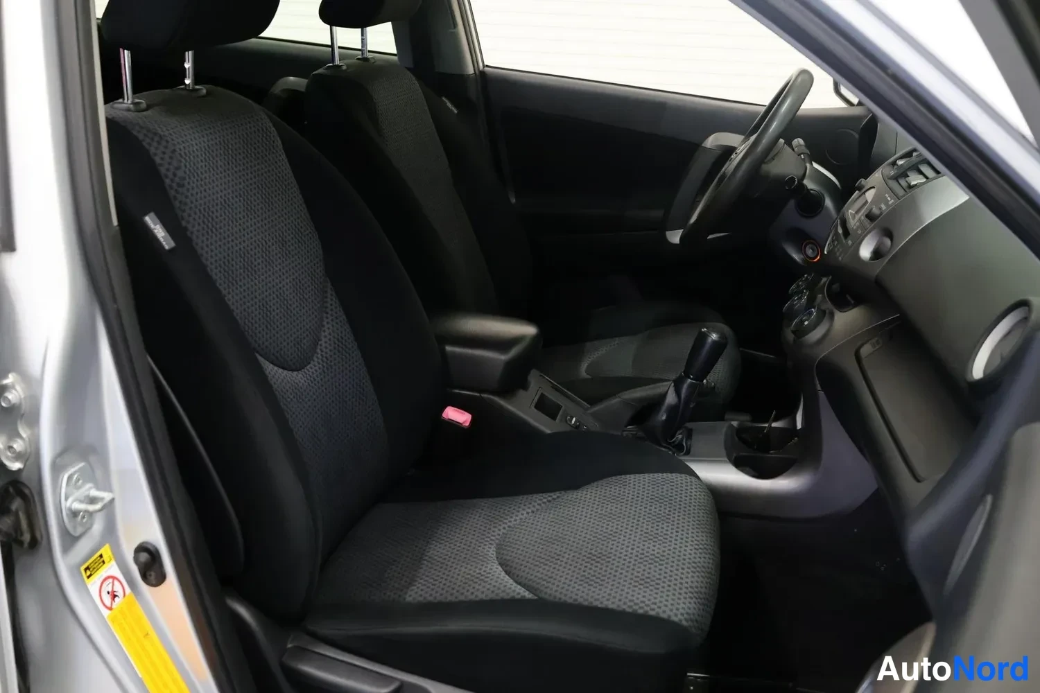 Hopea Toyota RAV4 2007, etuistuimet, kuva 9