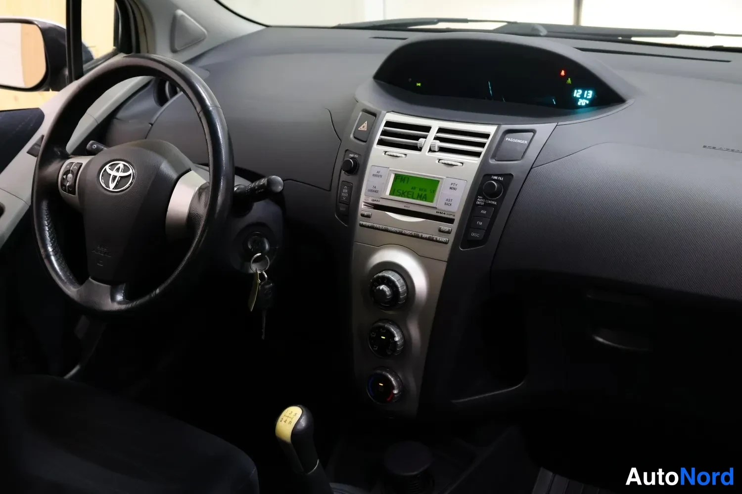 Hopea Toyota Yaris 2007, ohjaamo, kuva 10