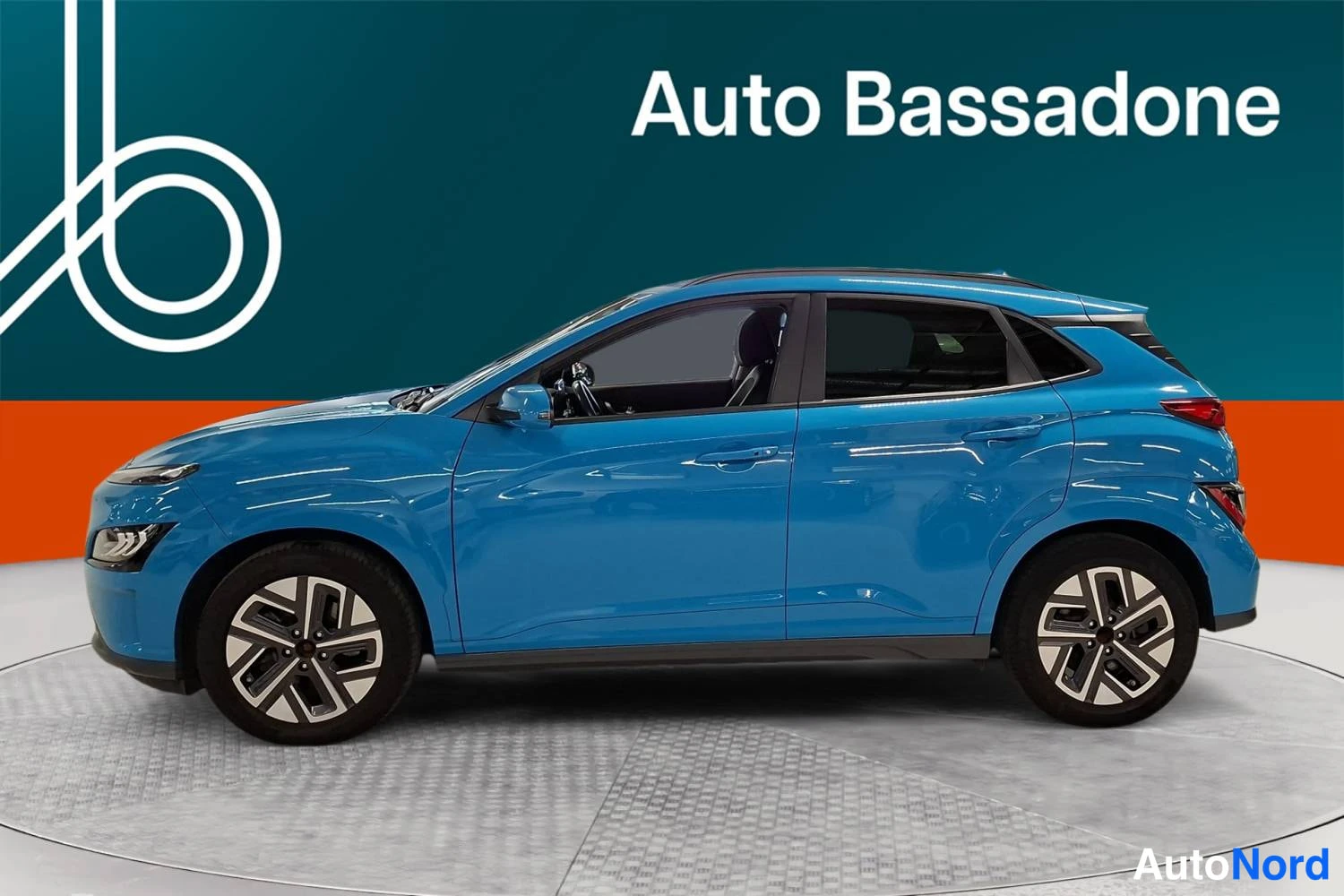 Sininen Hyundai Kona electric 2022, etuviisto, keula vasemmalle, kuva 2