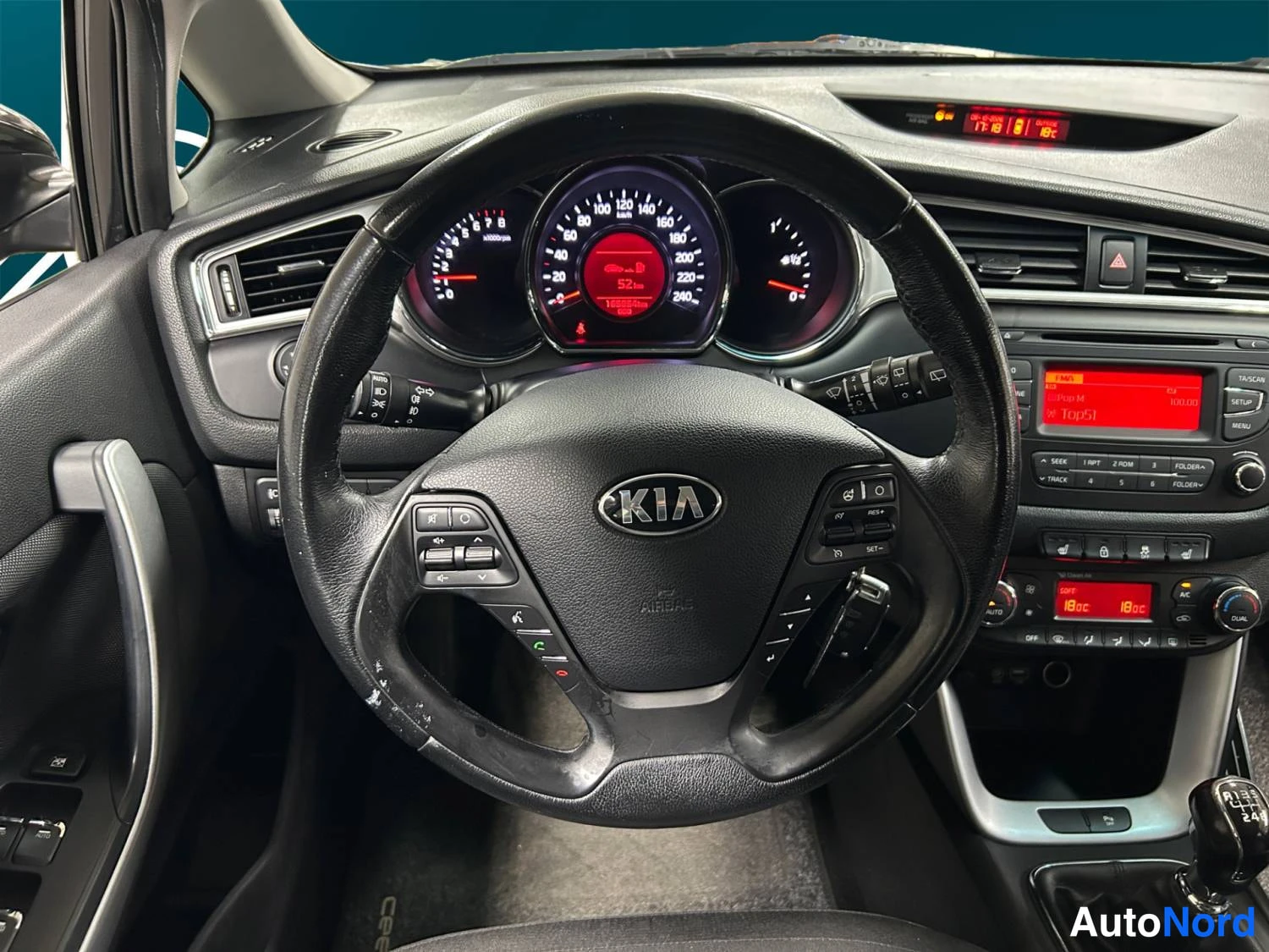 Musta Kia Cee´d 2017, ohjaamo, kuva 11