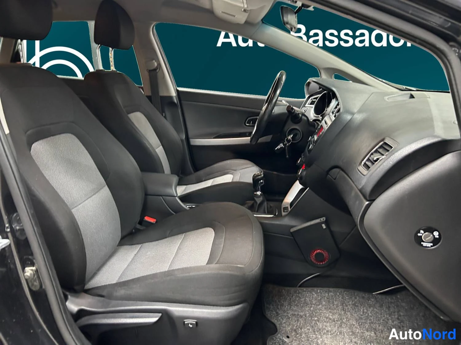 Musta Kia Cee´d 2017, etuistuimet, kuva 12