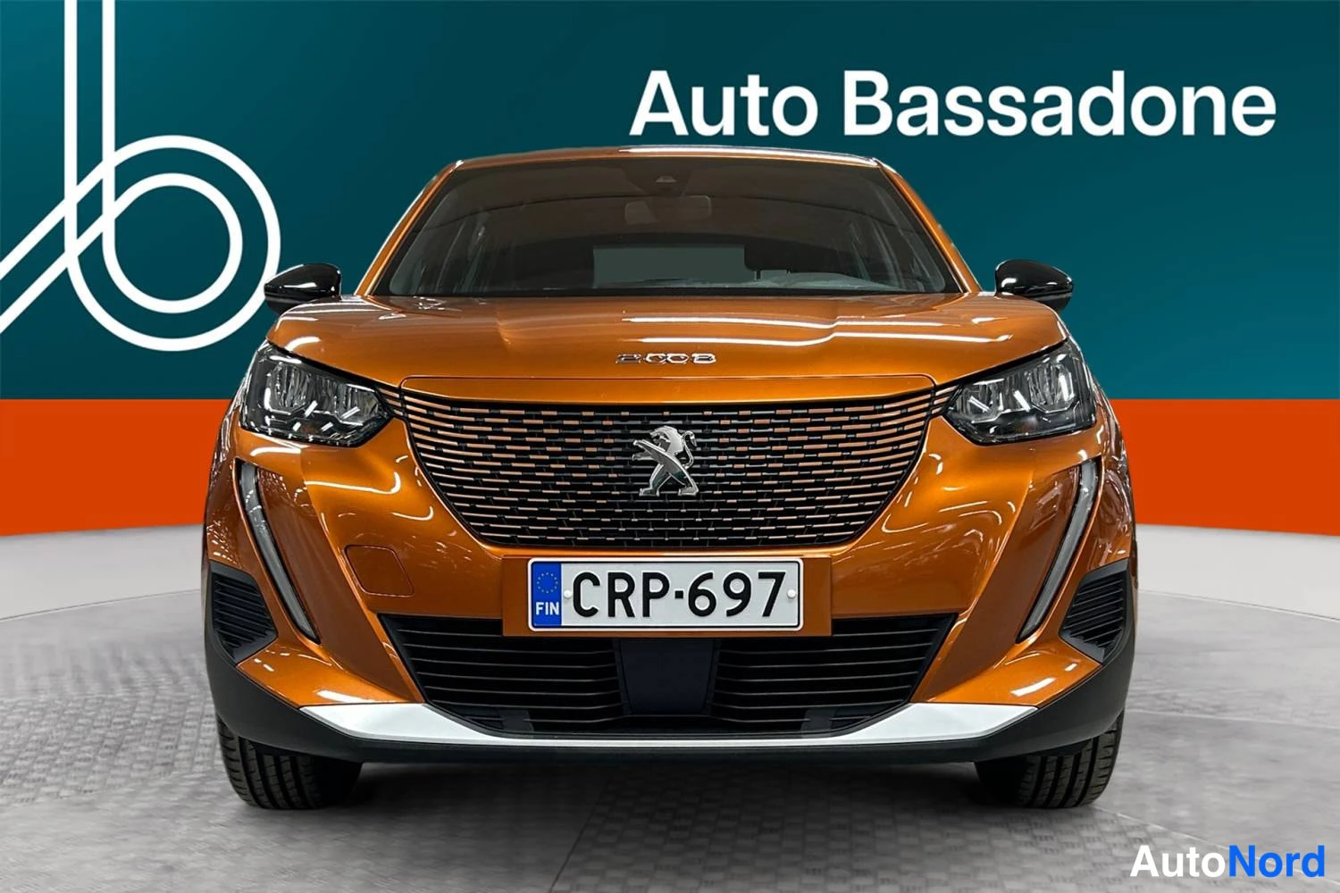 Oranssi Peugeot E-2008 2023, edestä, kuva 4