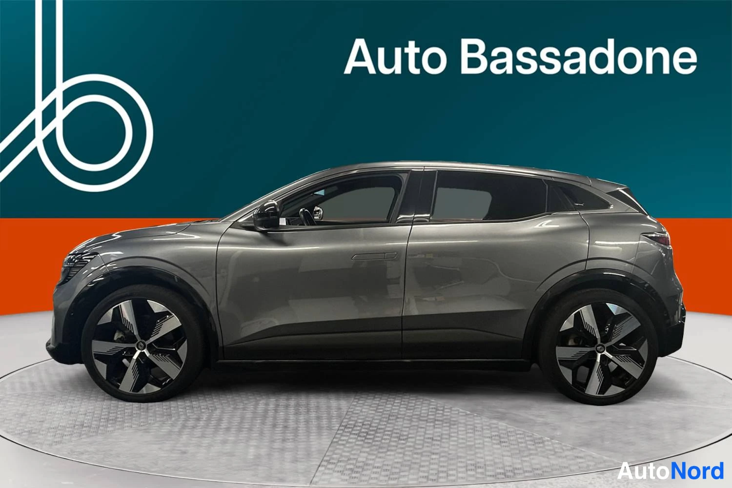 Hopea Renault Megane E-Tech electric 2023, etuviisto, keula vasemmalle, kuva 2