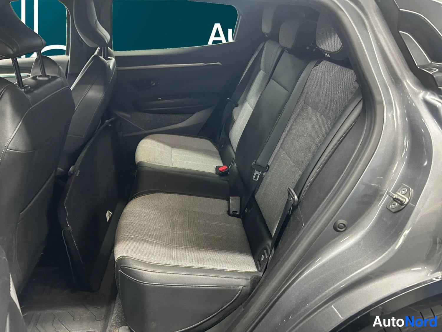 Hopea Renault Megane E-Tech electric 2023, takaistuimet, kuva 15