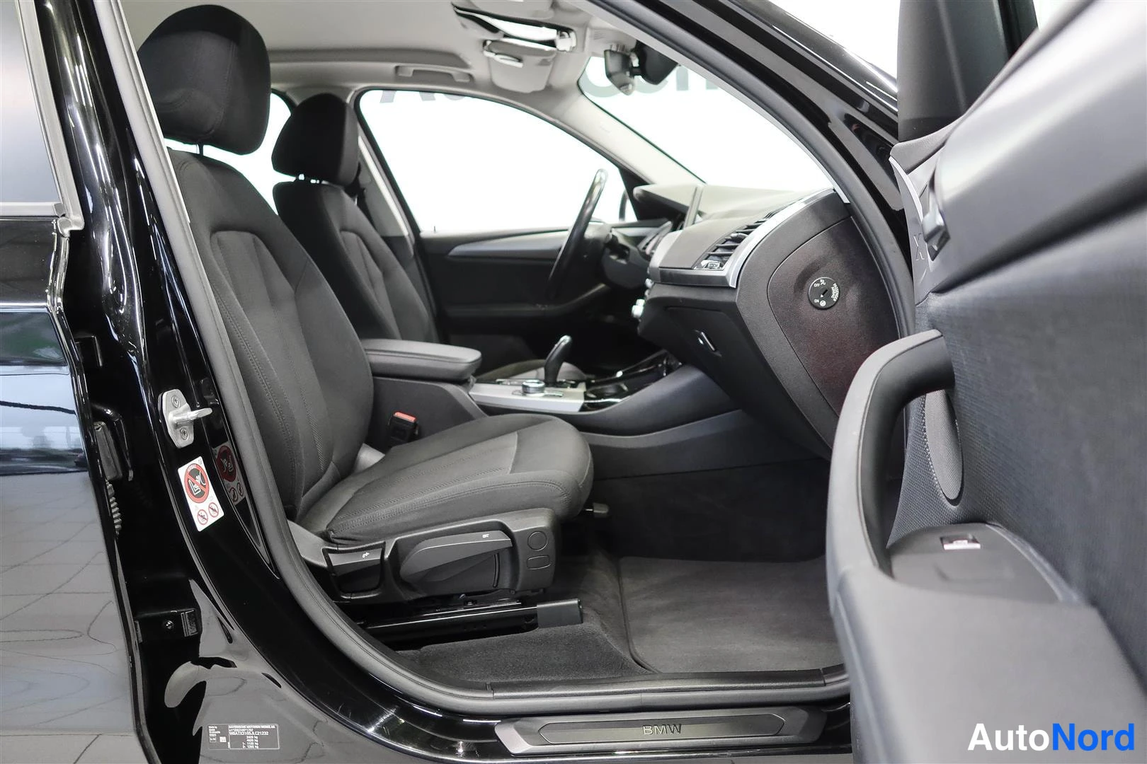Musta BMW X3 2018, etuistuimet, kuva 11