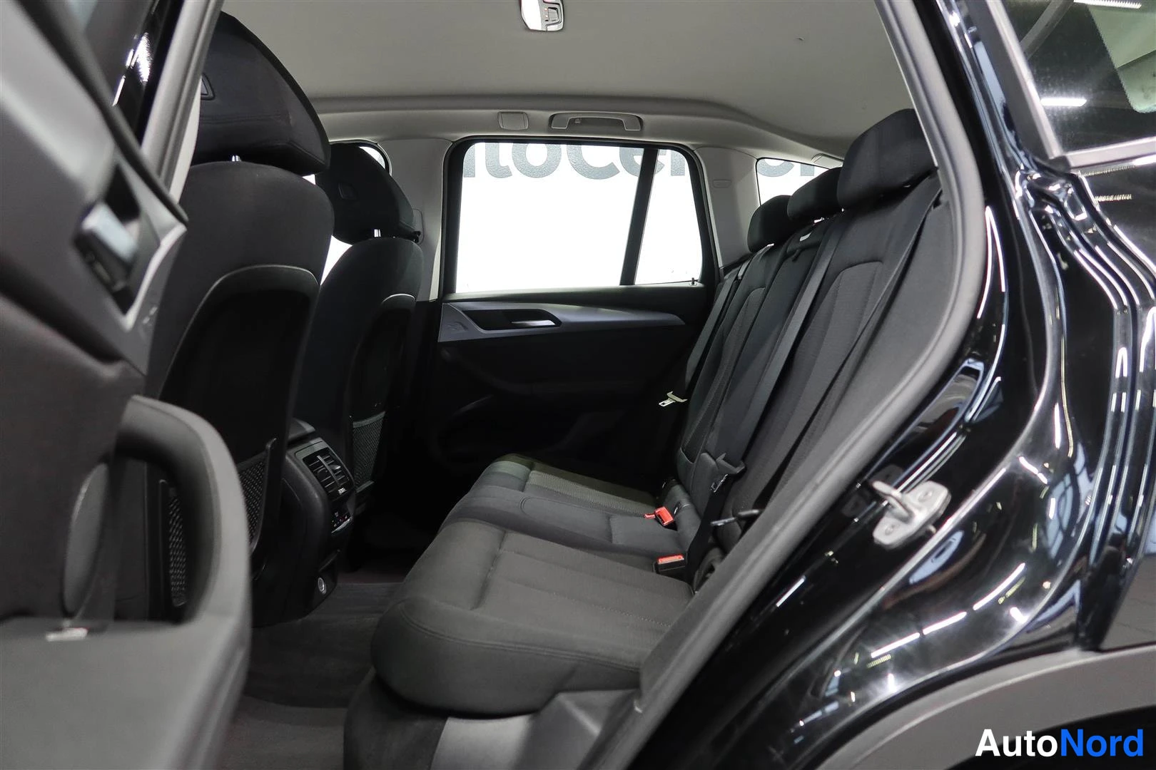 Musta BMW X3 2018, takaistuimet, kuva 14