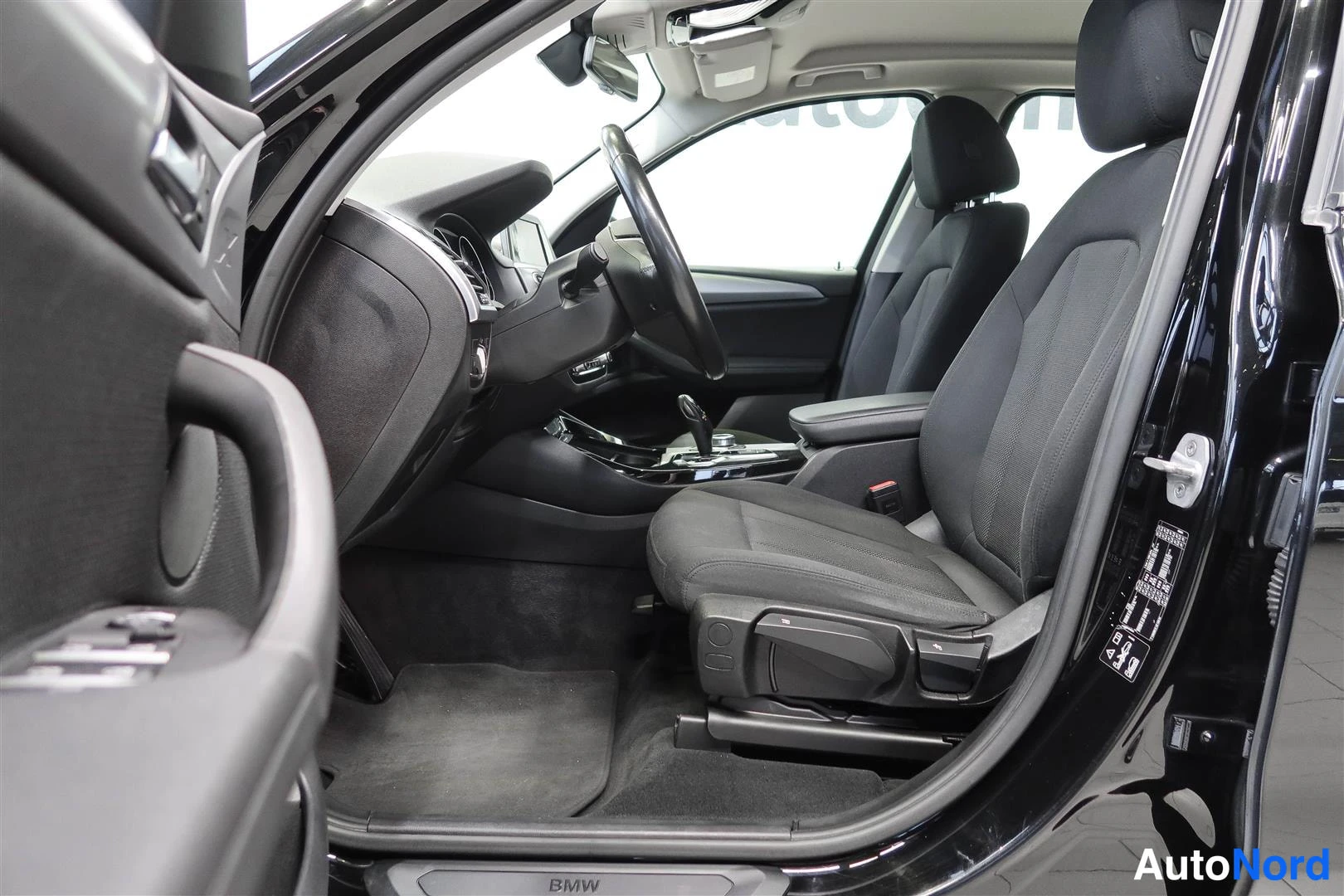 Musta BMW X3 2018, etuistuimet, kuva 12