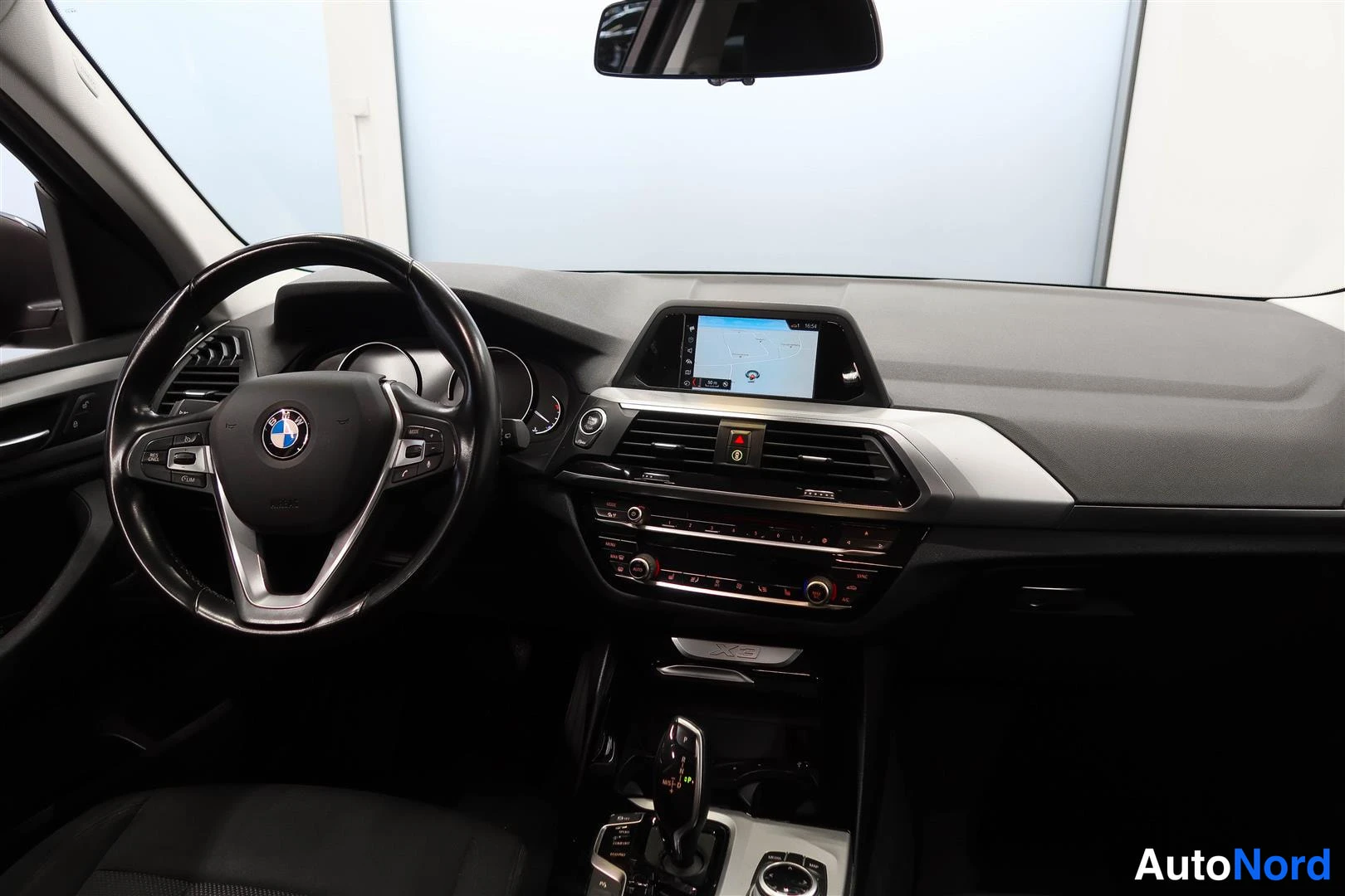 Musta BMW X3 2018, ohjaamo, kuva 10