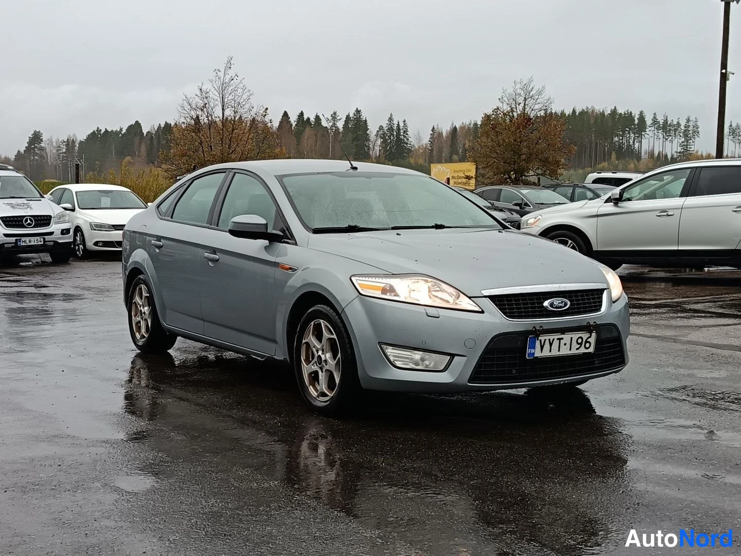Harmaa Ford Mondeo 2010, etuviisto, keula oikealle, kuva 2
