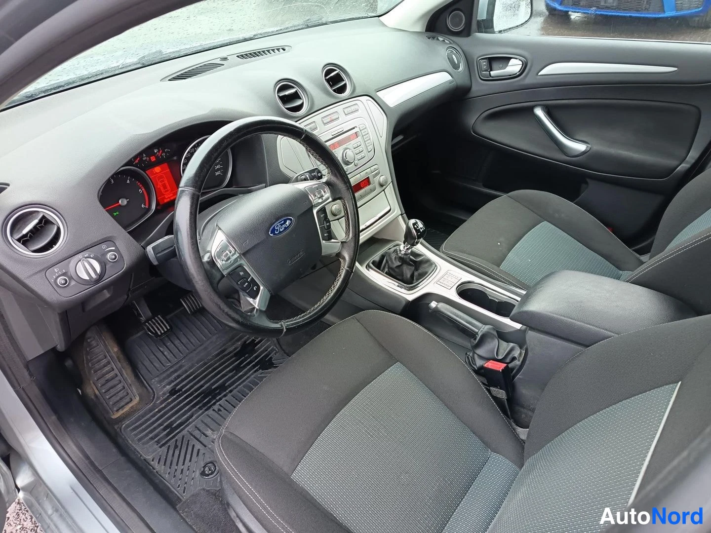 Harmaa Ford Mondeo 2010, ohjaamo, kuva 5